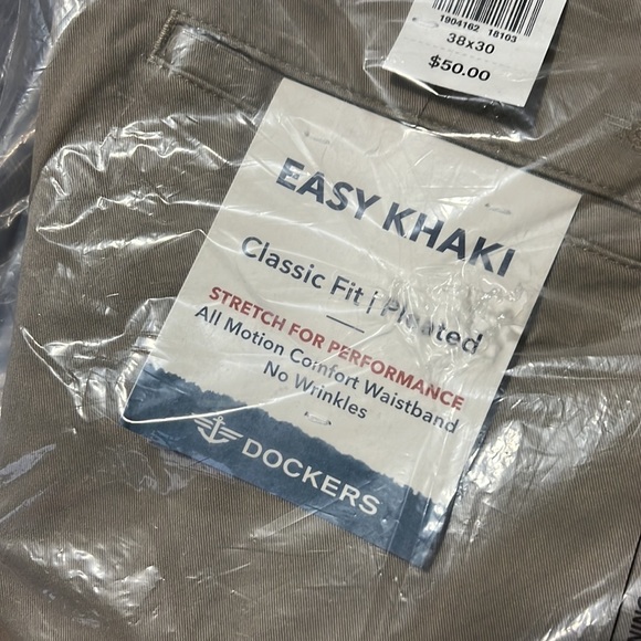 Dockers Easy Stretch Khakis Pleated in Classic Fit in Khaki - Picture 6 of 8